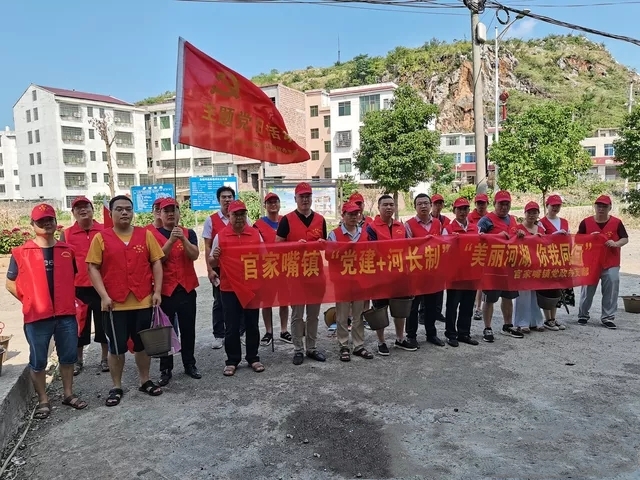 参加主题党日活动的党员和退役军人向辖区内群众发放了300余份宣传单