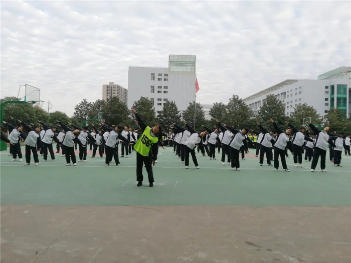 舞动青春 放飞梦想|华岳实验中学2021年下学期初一年级学生广播体操