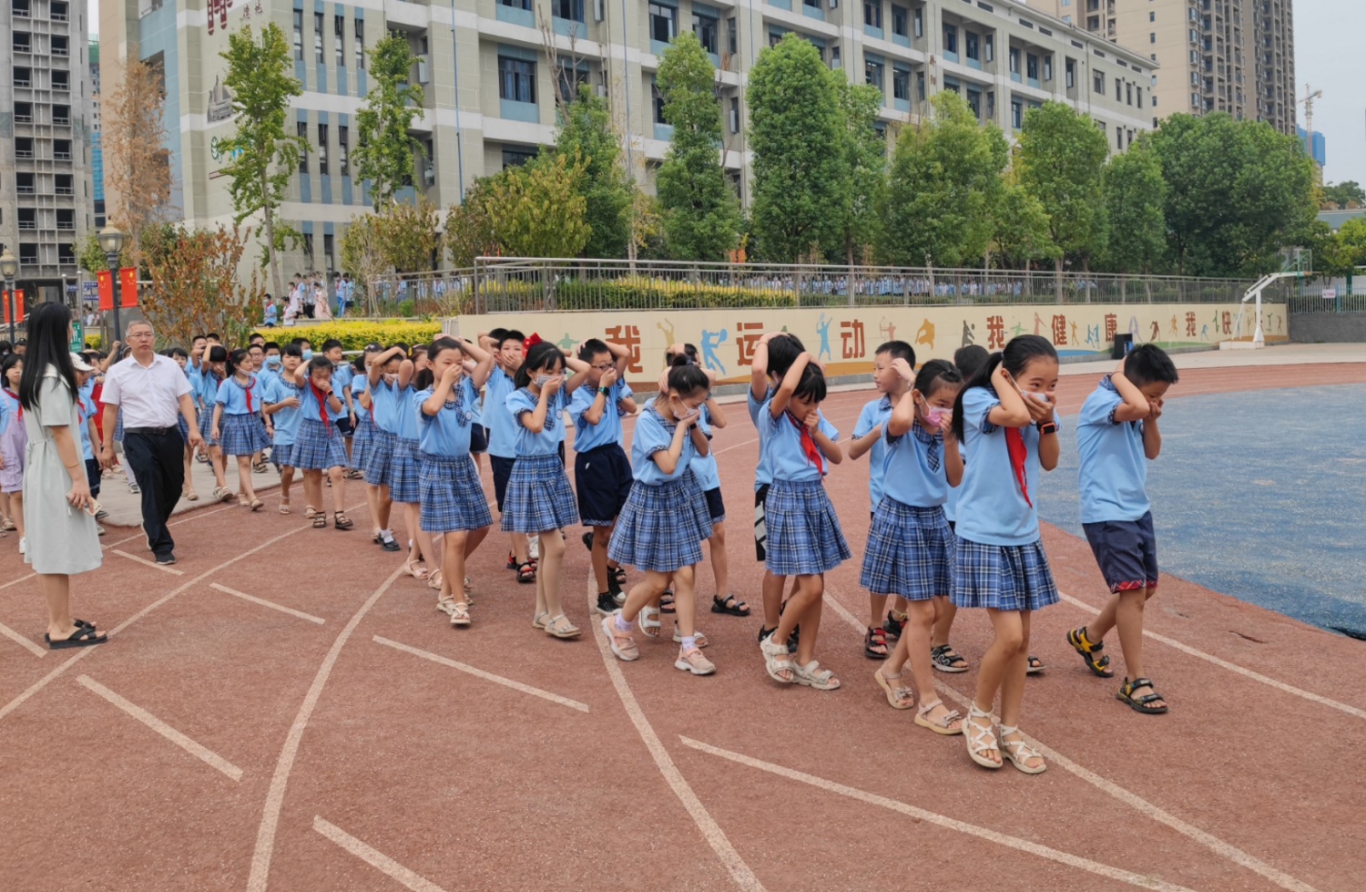 冷水滩区舜德小学开展消防防震应急疏散演练