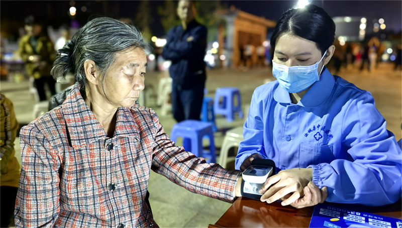 汝城县：中医摆“地摊” 护康强骨行