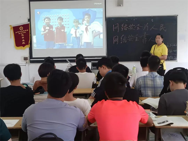 课上播放具有警示教育意义的视频,学生围绕文明上网,安全上网展开讨论